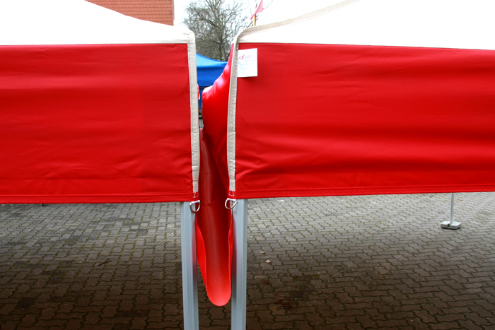 Eine Regenrinne ist ein Zubehör für Faltpavillons wasserdicht von Swiss Display Hamburg