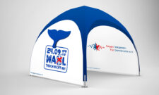 Dome-Pavillon 3x3 in Blau mit bedruckten Seitenteilen "Gegen vergessen, für Demokratie und Wahl Aufforderung.