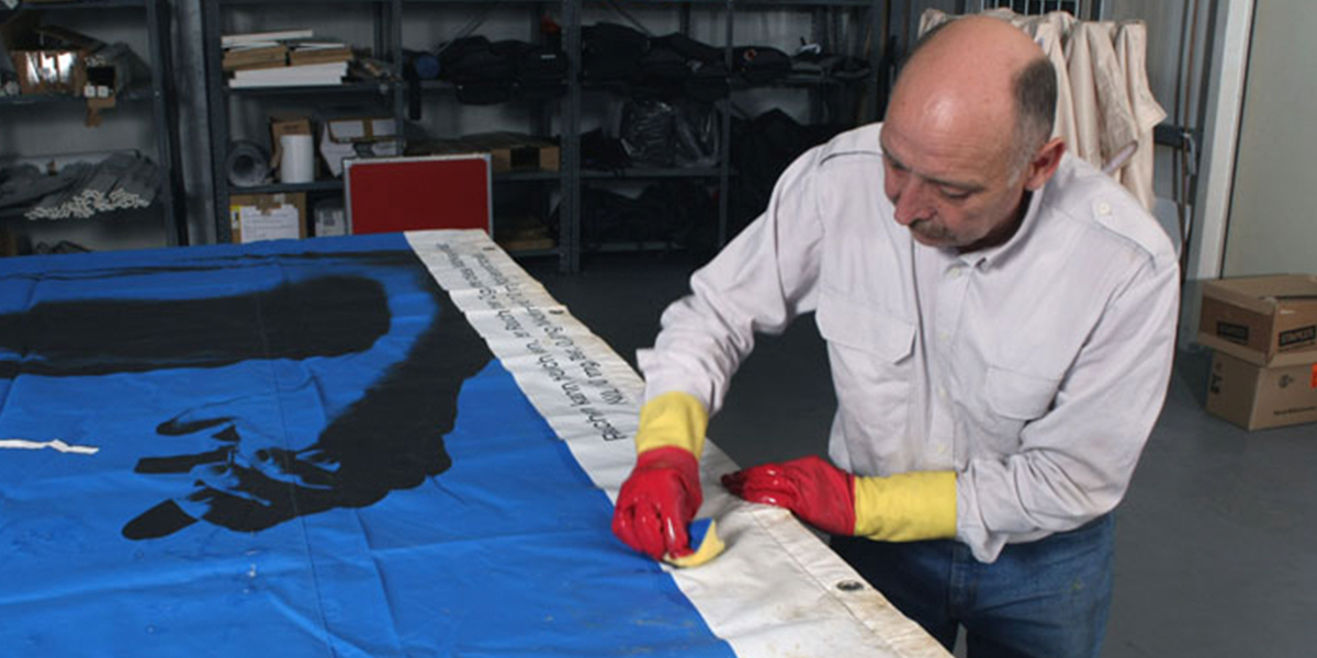 einen Faltpavillon pflegen ist Handarbeit einen Faltpavillon pflegen ist Handarbeit