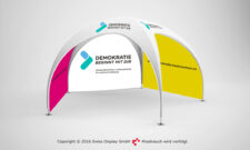 Dome-Pavillon 4x4 in Weiss mit Logo auf dem Dach, Seitenwände bedruckt in Farben mit Slogans "Demokratie beginnt mit dir"