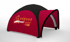 Feuerwehr Pavillon 5x5 Meter aufblasbarer Pavillon Jugendfeuerwehr Siegen in Rot und Schwarz Kombination mit Eingangs-Vordach. Seitenteile bedruckt in Großformat mit dem Logo der Jugendfeuerwehr Siegen.