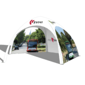 SVHI Promotion Dome-Pavillon 4x4 mit doppelseit bedruckten Seiten und diverse Logos auf dem Dach.