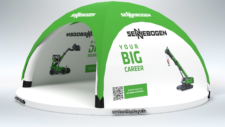 3x3 aufblasbarer Pavillon Sennebogen mit Dach eingefärbt in Hausfarbe Sennebogen, Logo bedruckt auf dem Dach, Seitenteile innen und aussen mit großen Bildern der Produkte des Kunden.