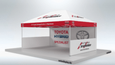 Faltpavillon-4x6-Toyota-Autohaus mit Logodruck auf dem Dach und farblich abgesetzter Dachrand (Volant) in Rot mit weisser Schrift. Rückseite doppelseitig vollflächig bedruckt, sowie 2 halbhohe Seitenteile für die freie Sicht auf den Inhalt des Pavillons, meist PKW.