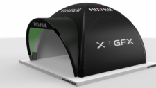 Fujifilm Airdome 6x6 aufblasbarer Pavillon mit X GFX Promotion bedruckt. Mit Eingangs-Banner.