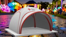 DRK Air-Dome 6x6 aufblasbares Zelt mir farblich in Rot abgesetzten Seitenteil Regenabweisern und Logo auf dem Dach. Mit Eingangsdach.