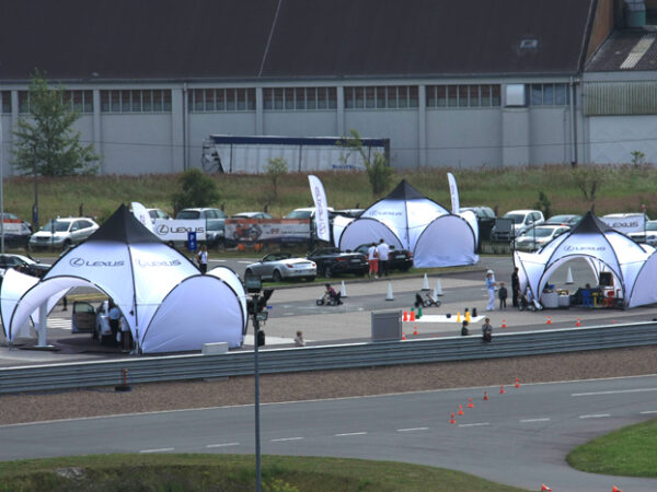 Lexus Fahrzeugpräsentation mit Swiss Display Kuppel-Pavillons, vollflächiger Druck