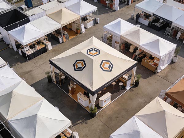 Faltpavillon Dachplane Fernwirkung – Logo auf Dach über Messegelände von Weitem erkennbar