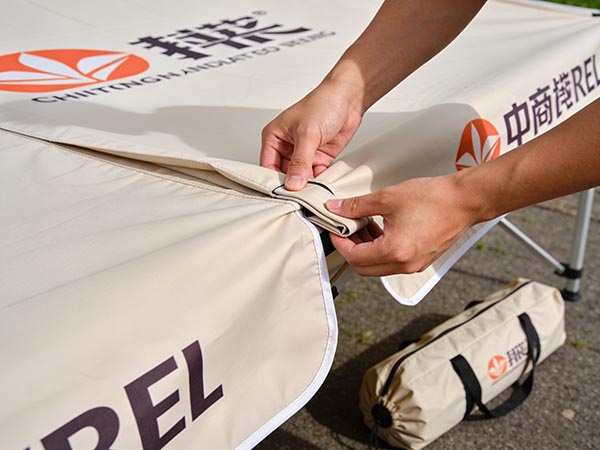 Faltpavillon Plane Pflege – trockene Lagerung vor dem Einrollen für lange Haltbarkeit des Drucks