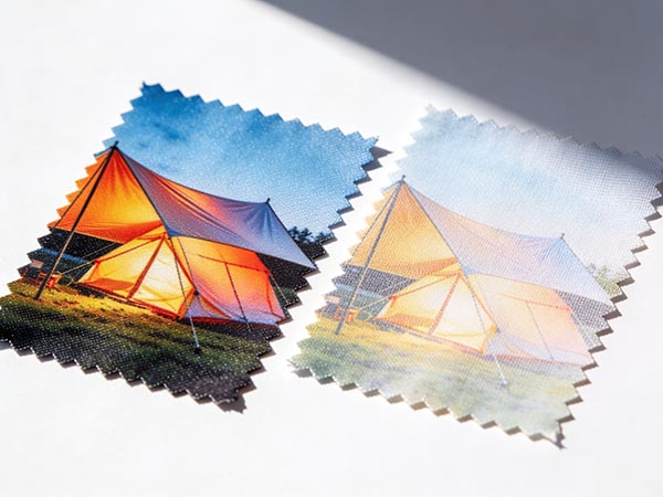Faltpavillon UV-Beständigkeit – Farbvergleich bedruckter Plane nach Sonneneinstrahlung, Sublimation vs Thermotransfer
