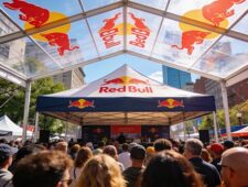 Faltpavillon Werbung Wahrnehmung – bedruckter Pavillon auf Stadtfest aus verschiedenen Entfernungen sichtbar
